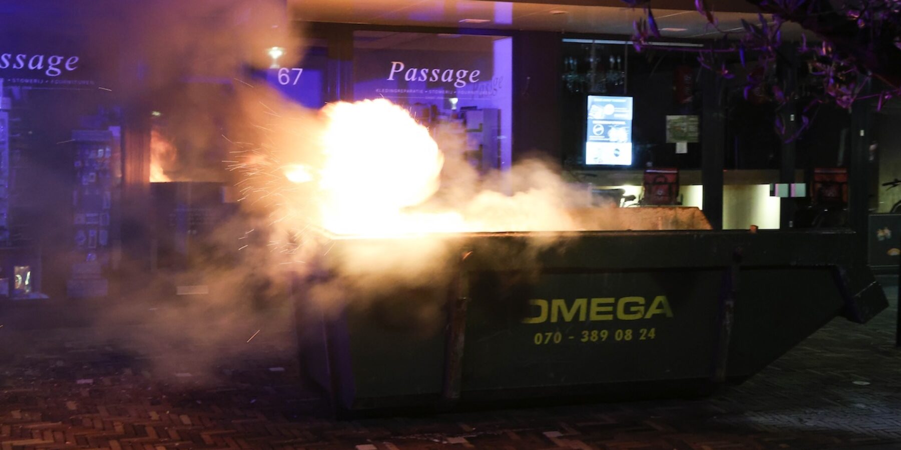 Bouwcontainer met puin in brand op de Van Hogendorpstraat in Wassenaar.