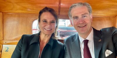 De Voorschotense burgemeester Nadine Stemerdink en Commissaris van de Koning Wouter Kollf.