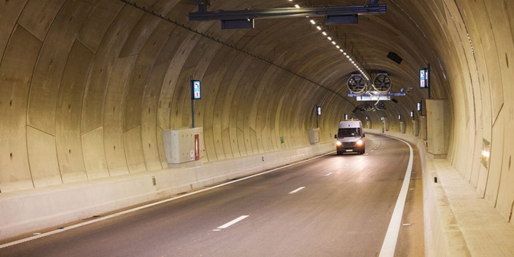 De Corbulotunnel bij de N434 in Leiden. Bij het onderhoud worden onder andere camera's schoongemaakt.