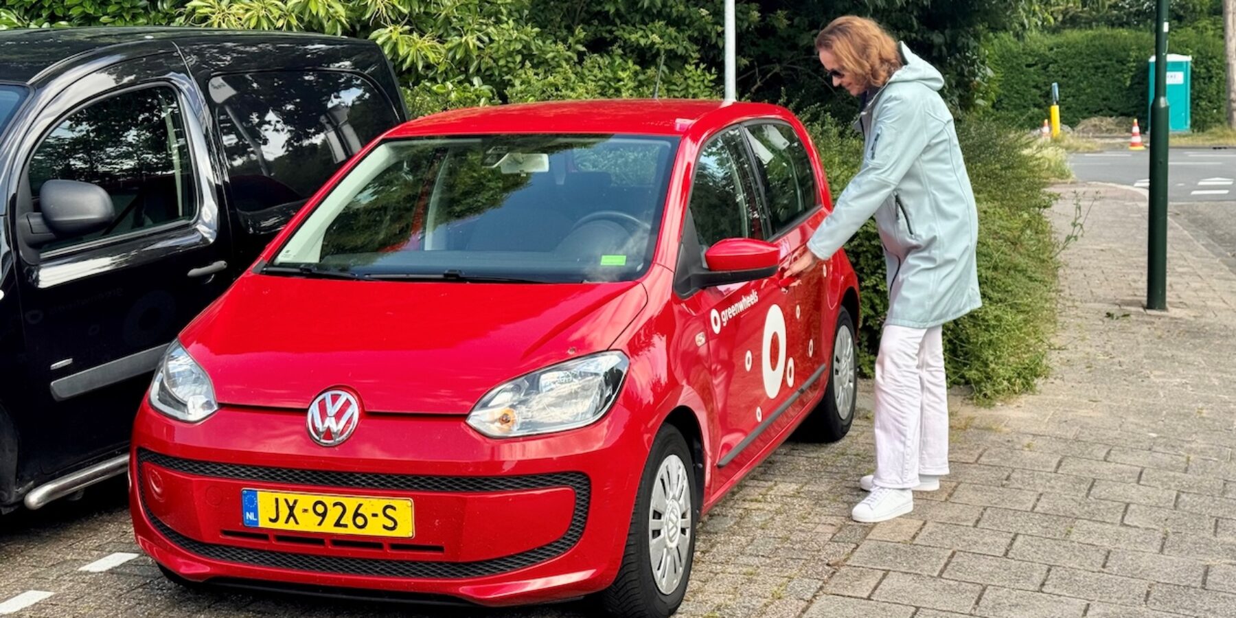 Een inwoner stapt in een Greenwheel deelauto in Leidschendam-Voorburg.