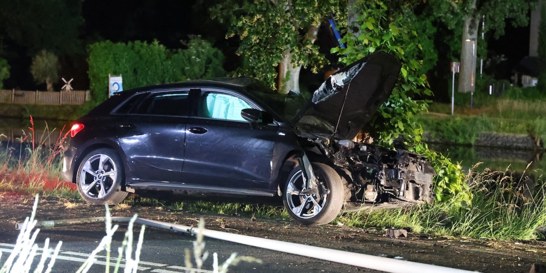 De auto is bij het ongeval op de Kanaalweg in Leiden flink beschadigd geraakt. De bestuurder is ter plekke overleden.