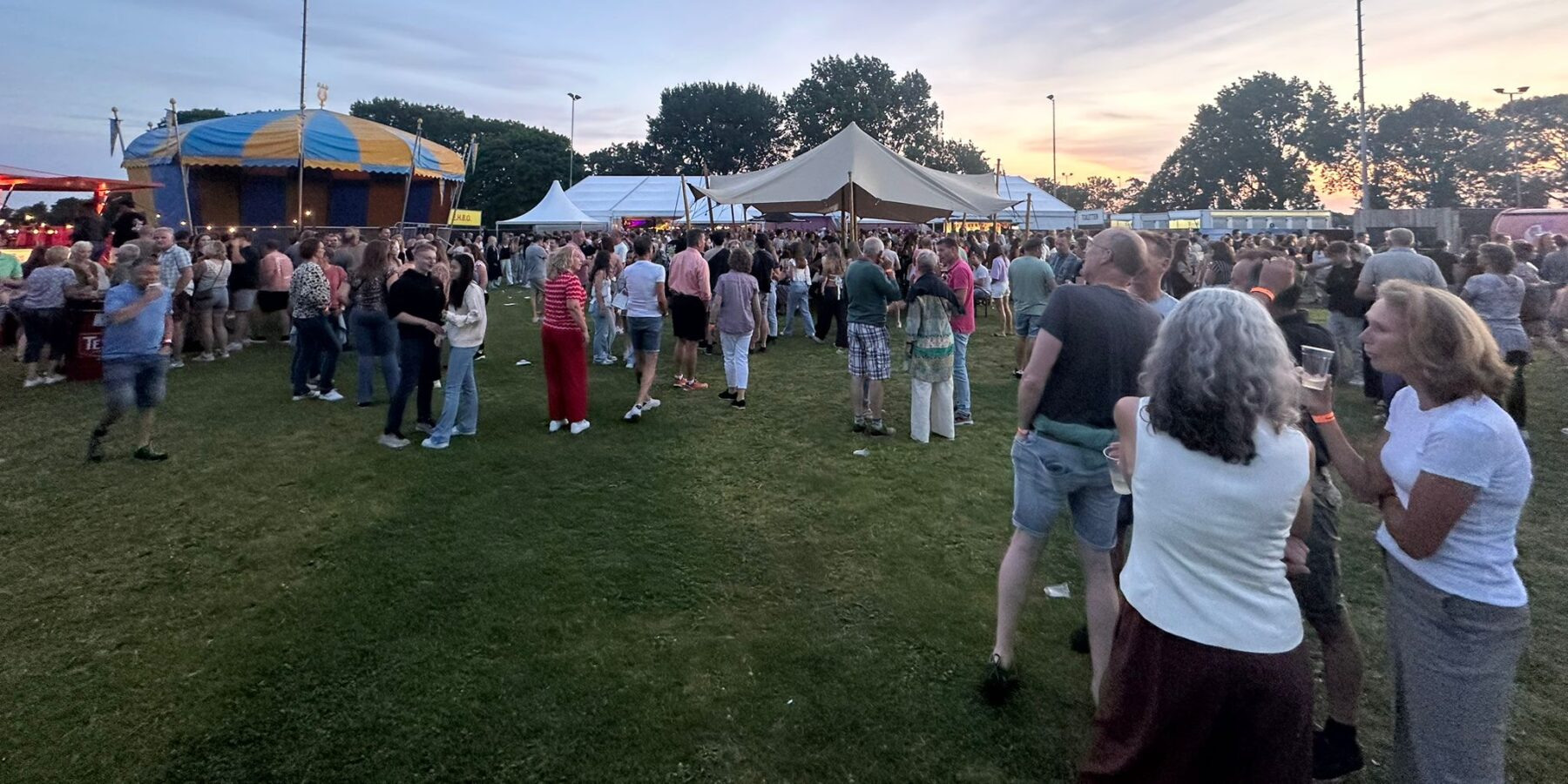 Het feesttterein van Dorpsfeest Zoeterwoude bij Sportpark Haasbroek.