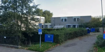Het pand op de Endegeesterstraatweg 36 waar de gemeente 100 flexwoningen wil neerzetten.