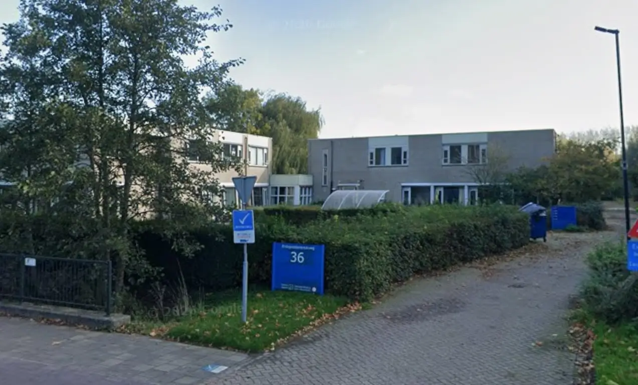 Het pand op de Endegeesterstraatweg 36 waar de gemeente 100 flexwoningen wil neerzetten.