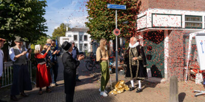 De fietsroute Sporen van 3 Oktober op de Hoofdstraat in Leiderdorp. Burgemeester van der Werff onthuld het bord.