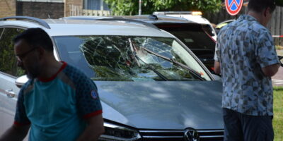 Auto flink beschadigd na aanrijding met fietster op Matiloweg in Leiden.