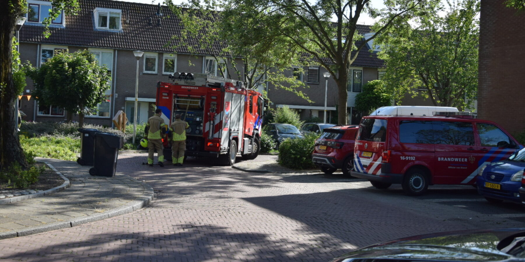 De brandweer aan het Aletta Jacobsplantsoen in Voorschoten. Gaslek woning Voorschoten