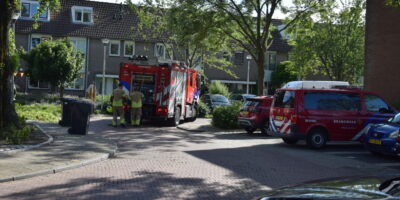 De brandweer aan het Aletta Jacobsplantsoen in Voorschoten. Gaslek woning Voorschoten