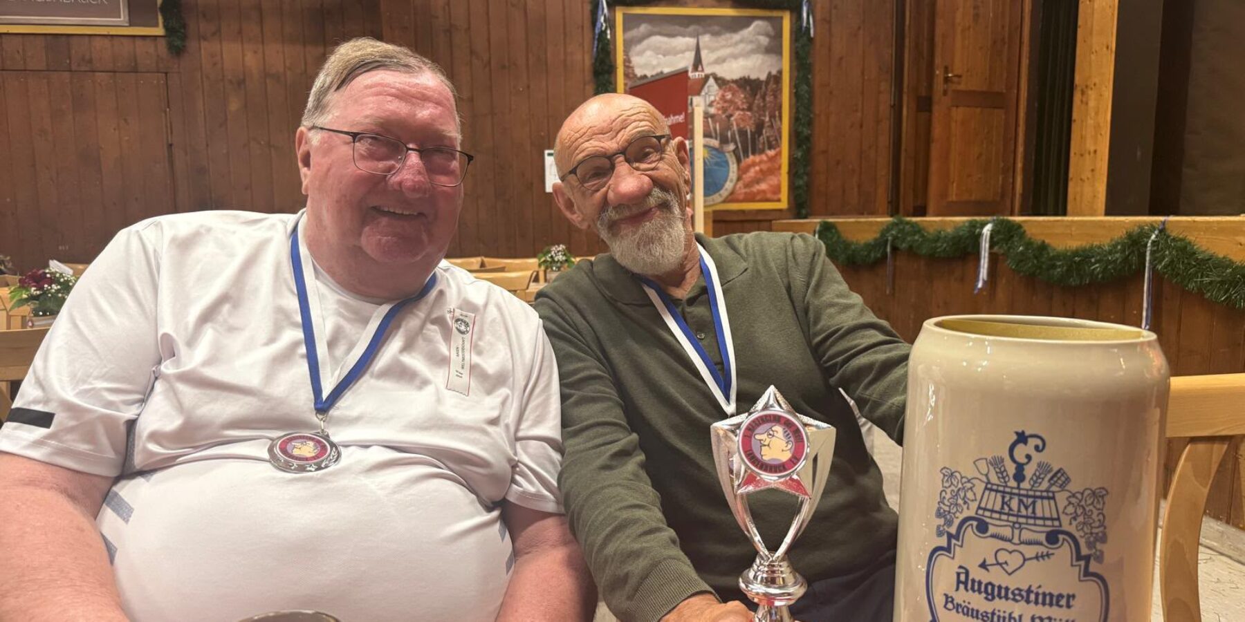 Hans Roest en Ted Barendse in Langenbruck bij de wedstrijd voor de grootste neus ter wereld. Ted is wereldkampioen geworden.