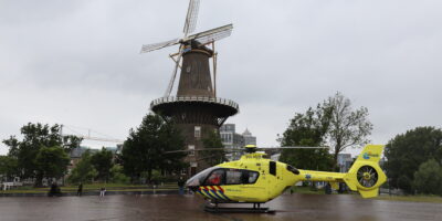 Traumahelikopter landt op de Lammermarkt in Leiden tijdens een medische noodsituatie aan de Lange Mare.