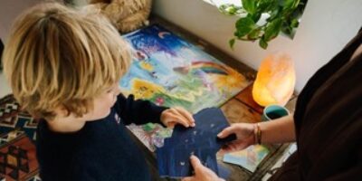Sandra Heijmans uit Oegstgeest laat een kind werken met het Gevoelskompas Kinderkaartendeck.