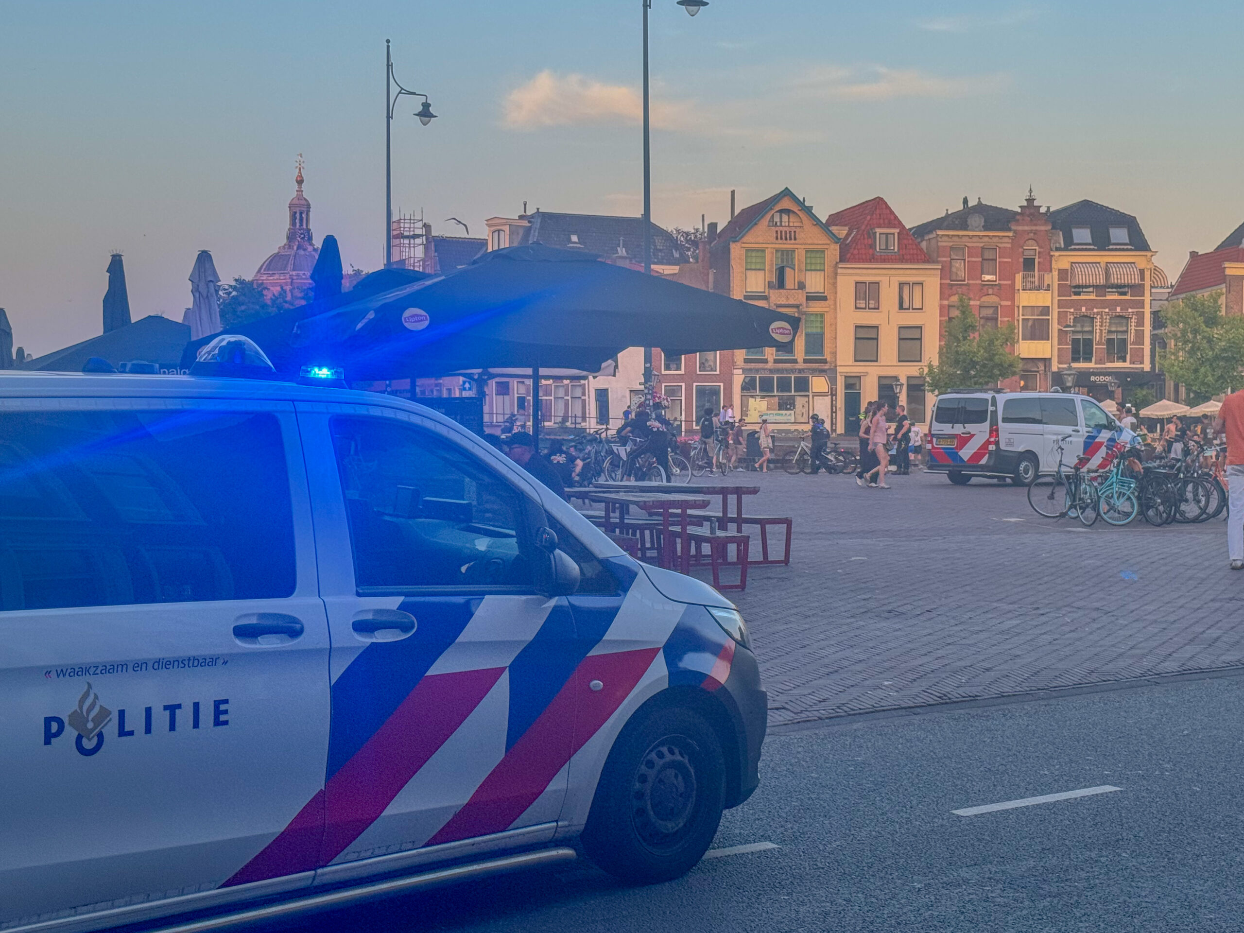 Politiebusjes op de beestenmarkt voor een vechtpartij.