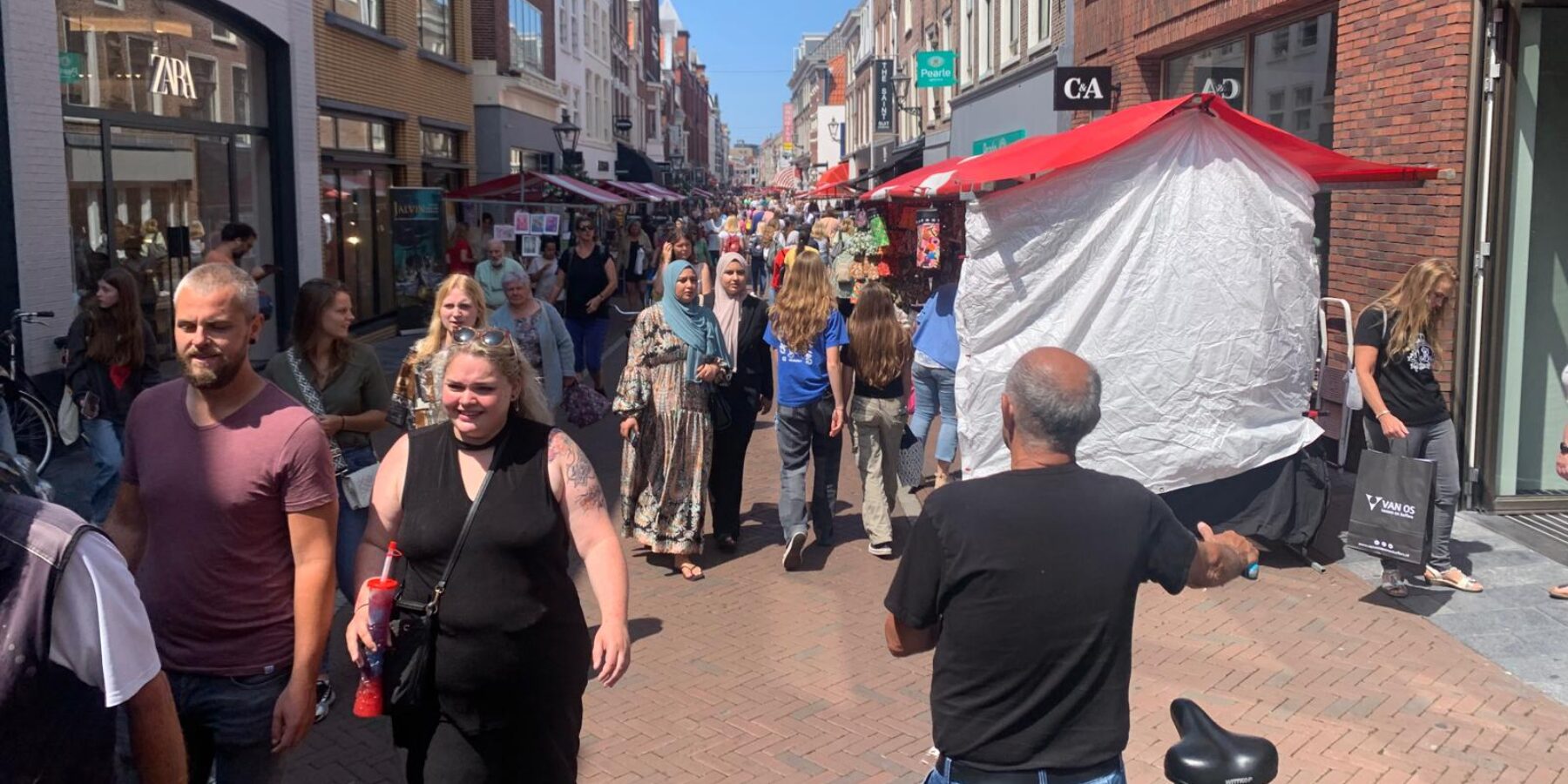 Jaarmarkt op de Haarlemmerstraat in Leiden, tijdens de Lakenfeesten. Kraampjes en winkelend publiek.