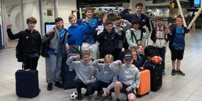 De jeugd van Jeugd ZVL-1886 op Schiphol, onderweg naar het waterpolotoernooi in Italië.
