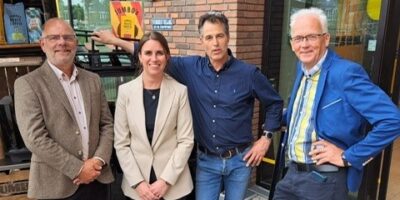 De eigenaren van supermarkt Jumbo in Zoeterwoude-Rijndijk en wethouder Arjan Agema. Voor de supermarkt Jumbo in Zoeterwoude.
