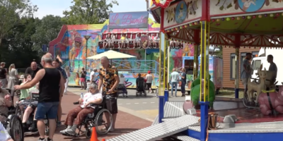 De kermisattracties op het Zomerfeest van Swetterhage.
