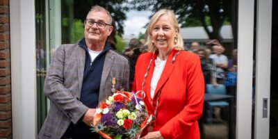 Migiel van Lier en loco-burgemeester Van Eekelen. Van Lier kreeg een Koninklijke onderscheiding voor zijn werk voor HetHuis in Leidschendam-Voorburg.