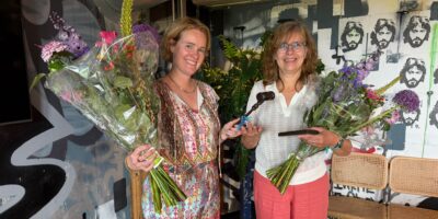 Lorien de Roode geeft de voorzittershamer van de LOV aan haar opvolger Katinka van Houwelingen. Dit gebeurde dinsdag tijdens de Algemene Ledenvergadering.