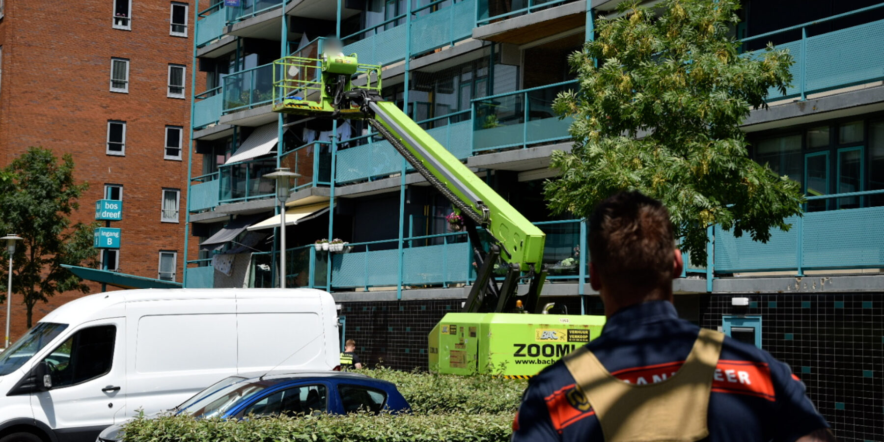 Man zit in Leiderdorp vast in zijn hoogwerker in de brandende zon.