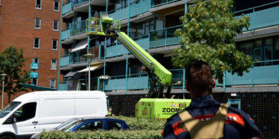 Man zit in Leiderdorp vast in zijn hoogwerker in de brandende zon.