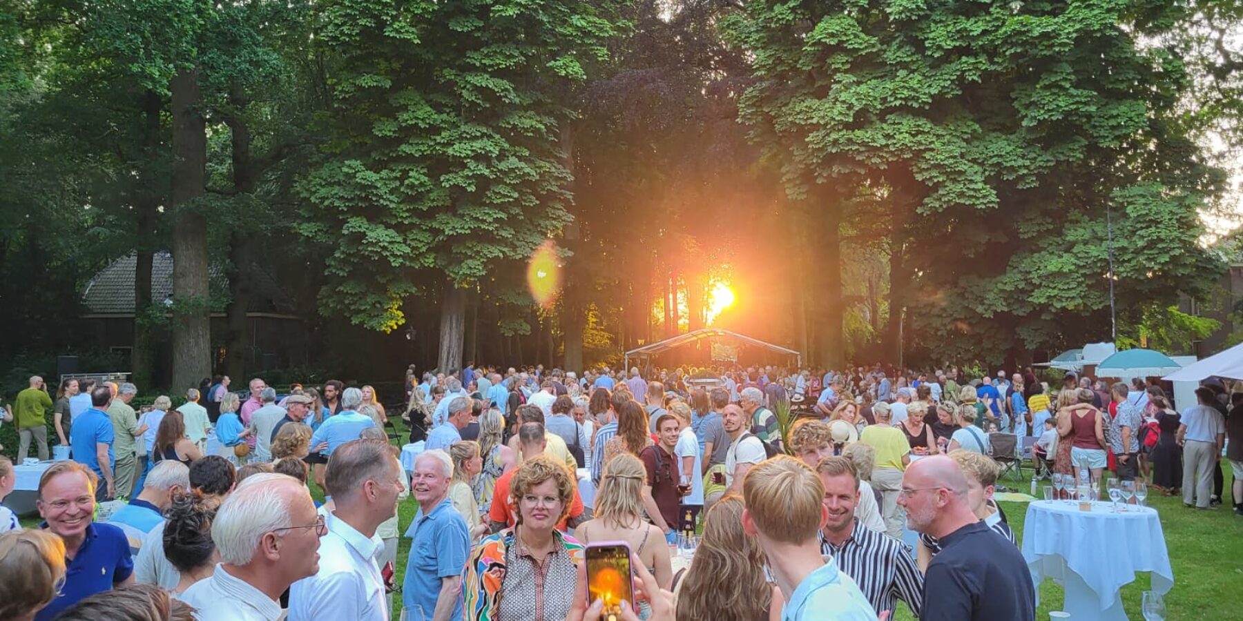 Midsummer Night at Oud Poelgeest. De zonsondergang om 21.30u.