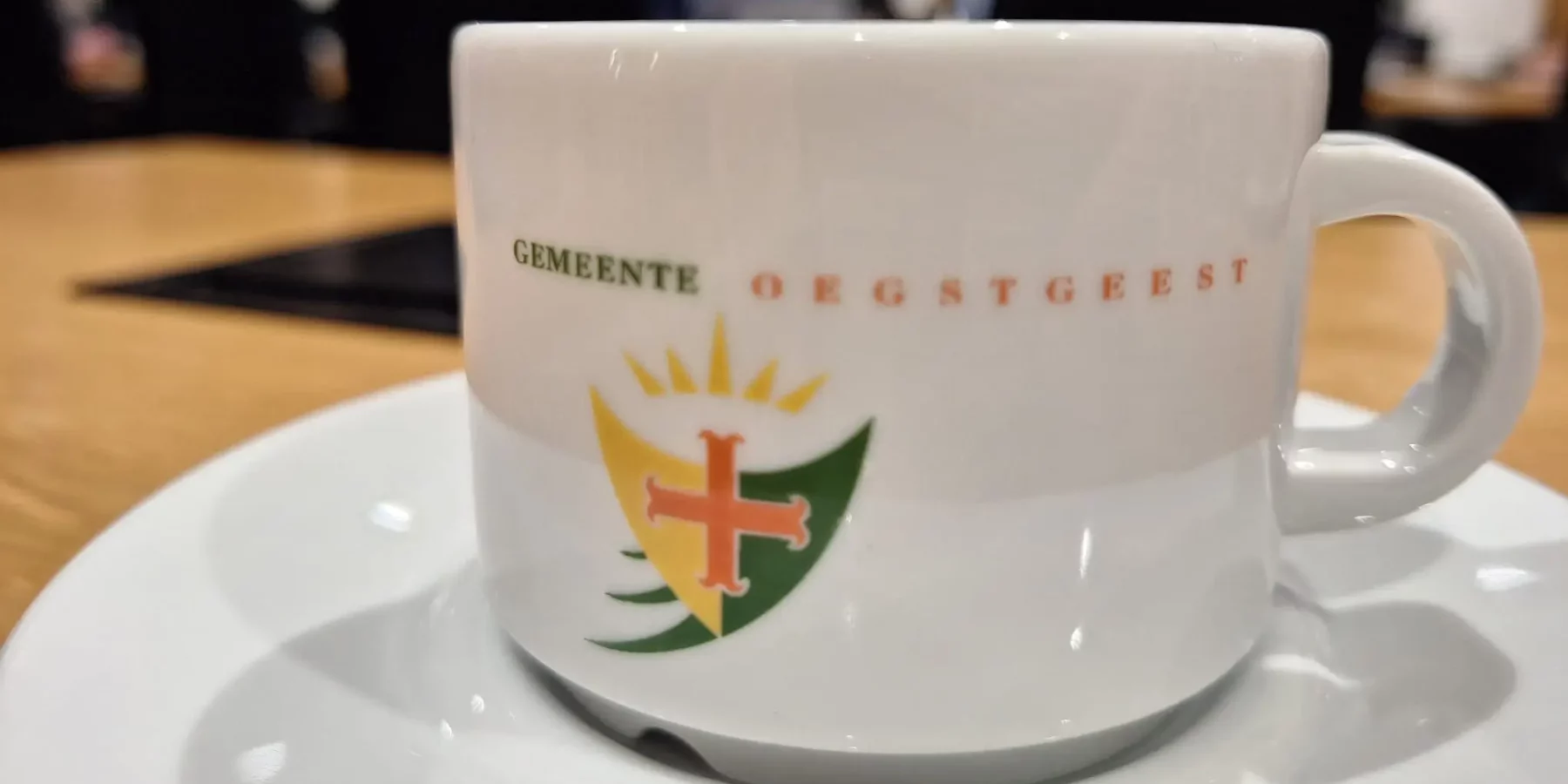 Een kopje waar gemeente Oegstgeest op staat.