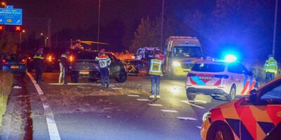 Ongeval op de A4 bij Leiden richting Amsterdam. Auto beschadigd en traumahelikopter op de snelweg.