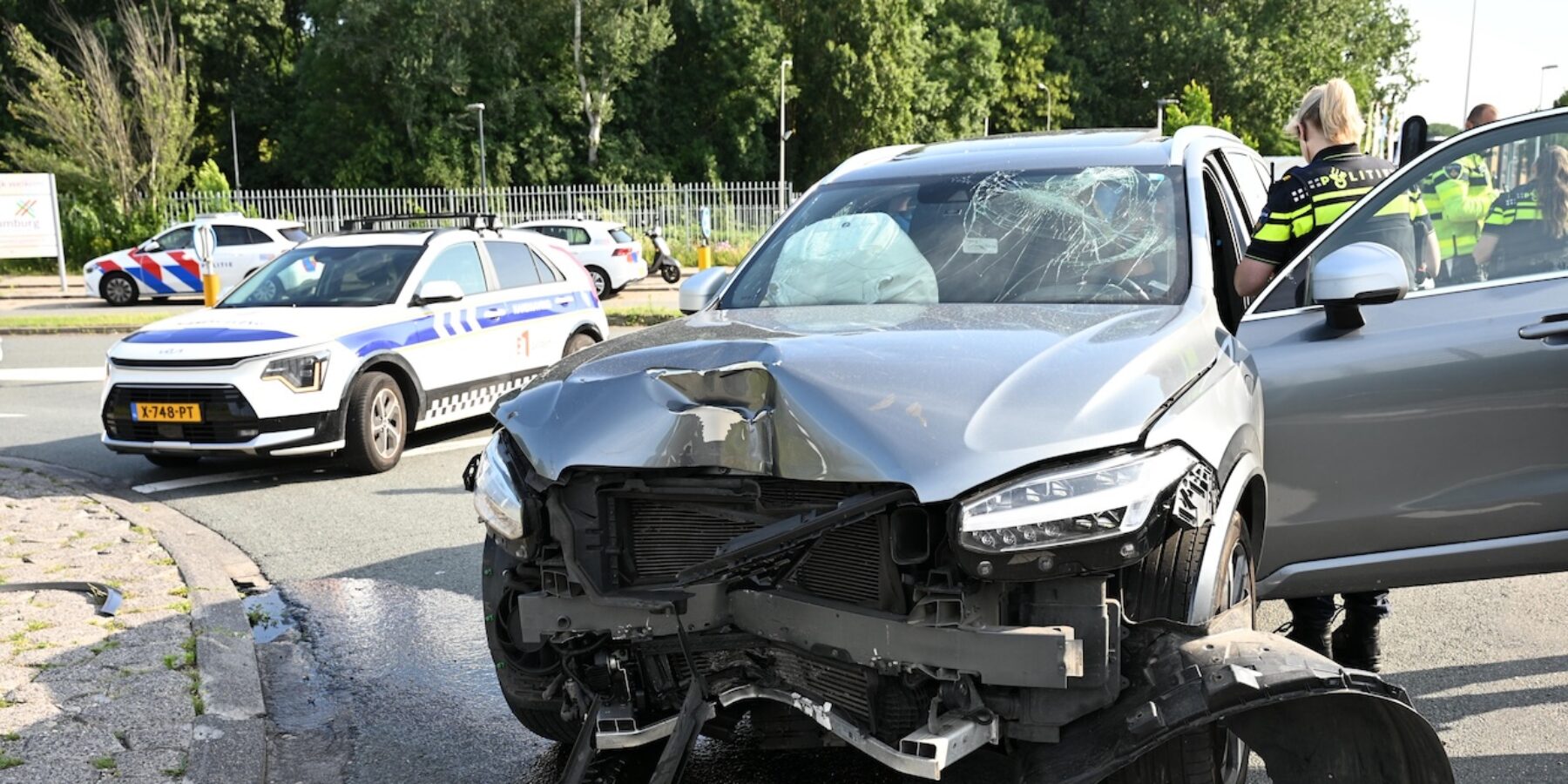 Op de Willem van der Madeweg in Leiden is maandagochtend een automobilist gewond geraakt, nadat hij door onbekende oorzaak een verkeerspaal omverreed. De gewonde automobilist is ook verdacht bij zijn eigen ongeval, dit omdat hij vermoedelijk onder invloed reed.