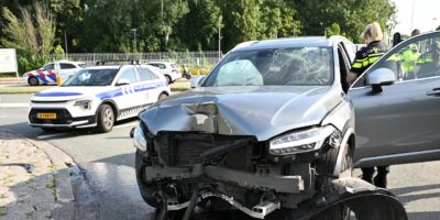 Op de Willem van der Madeweg in Leiden is maandagochtend een automobilist gewond geraakt, nadat hij door onbekende oorzaak een verkeerspaal omverreed. De gewonde automobilist is ook verdacht bij zijn eigen ongeval, dit omdat hij vermoedelijk onder invloed reed.