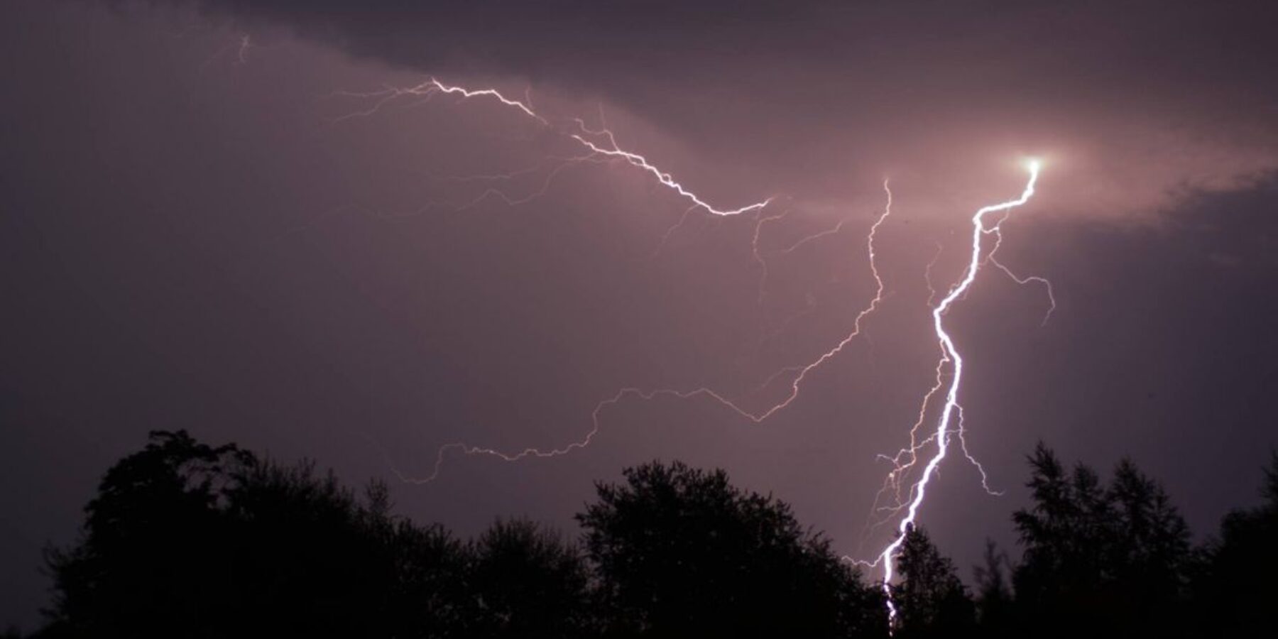 Onweer komt opnieuw onze kant op, wisselvallig weer komende week