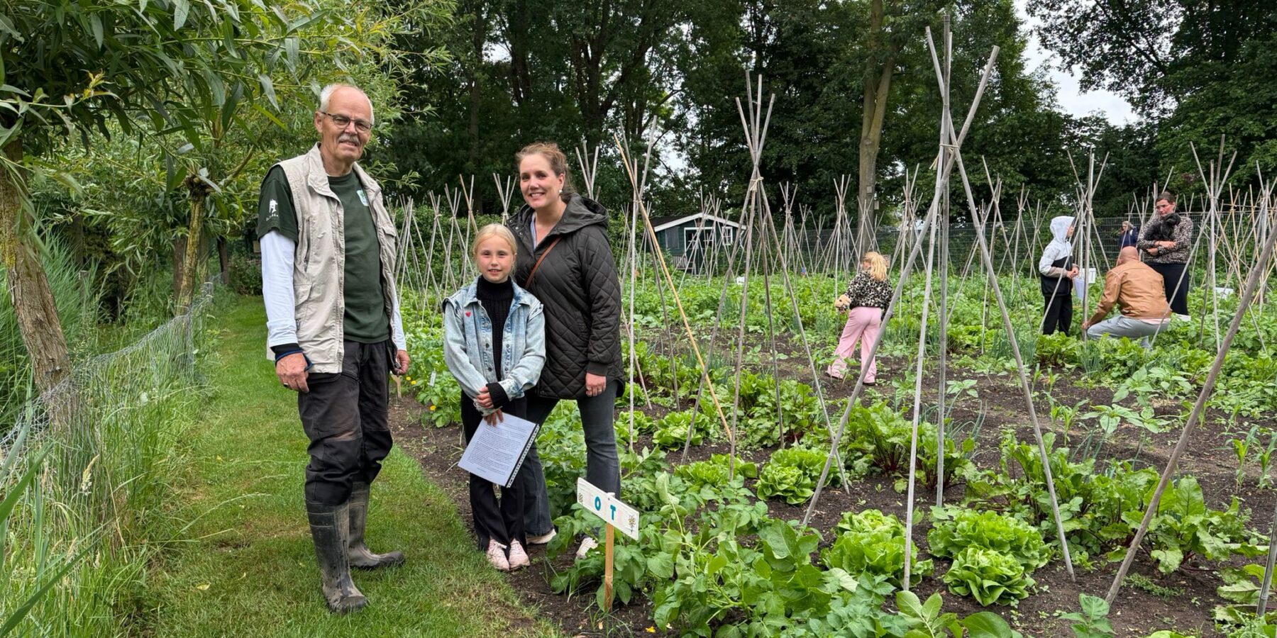 Joop van Huut, Lotte en haar moeder bij de schooltuinen in de Bloemerd in Leiderdorp.