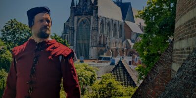 Een acteur in het centrum van Leiden voor het Verhaal van Leiden