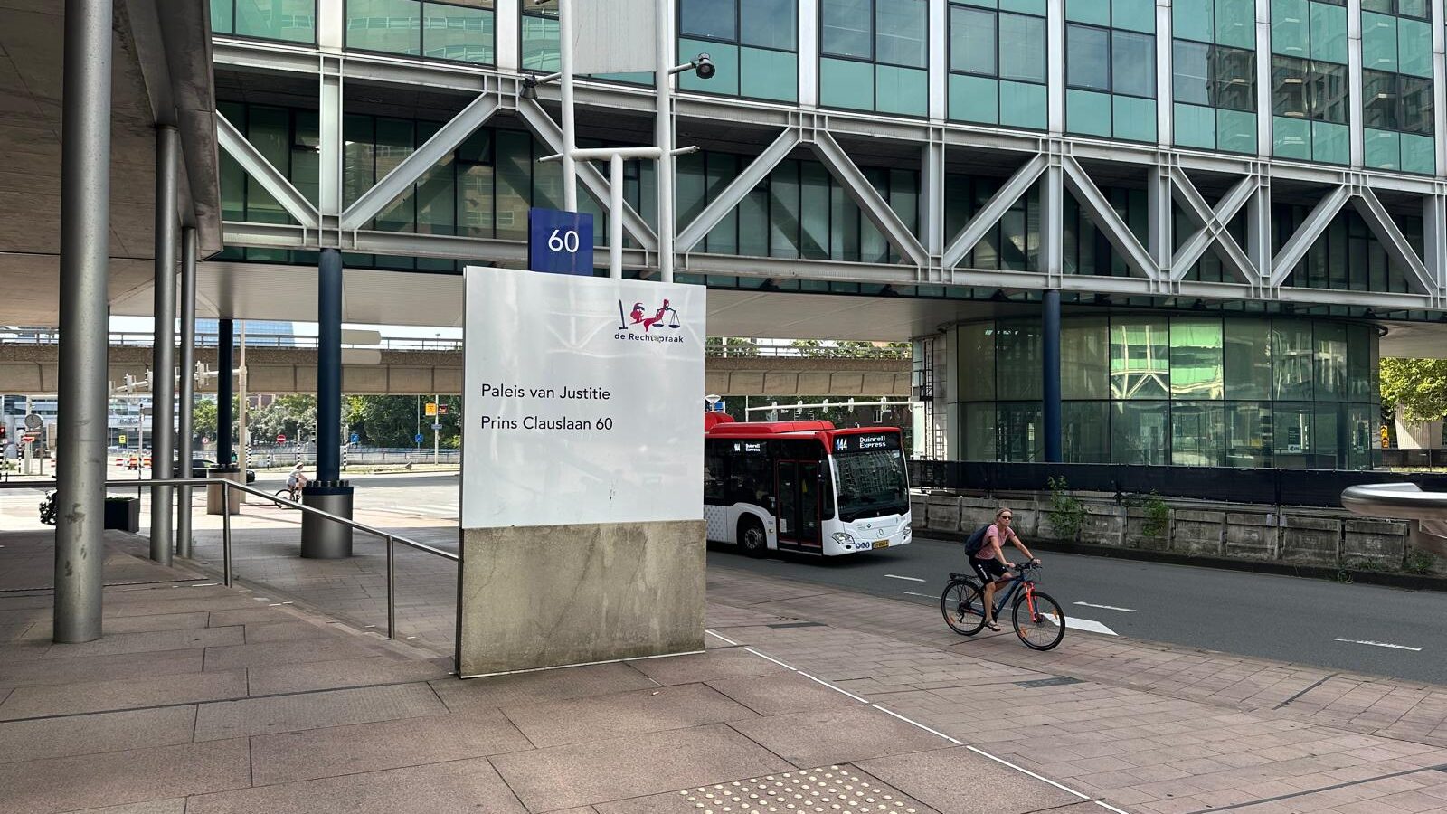 Paleis van Justitie aan de Prins Clauslaan in Den Haag. Het bord bij de ingang.