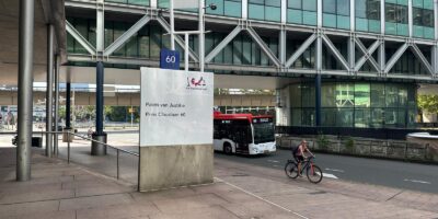Paleis van Justitie aan de Prins Clauslaan in Den Haag. Het bord bij de ingang.