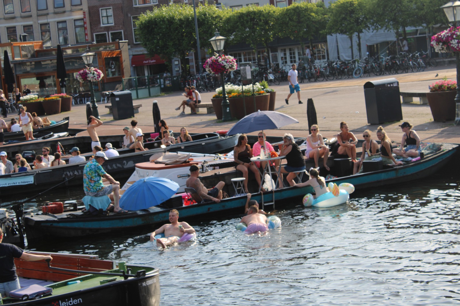 Een boot die toch de route van de Peurbakkentocht gaat varen. (Foto: Centraal+ / Orianda Schurrmans)