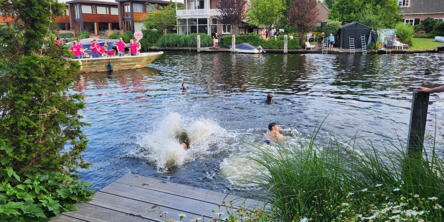 Deelnemers springen in het water tijdens de 39ste editie van Poldercross Oegstgeest.