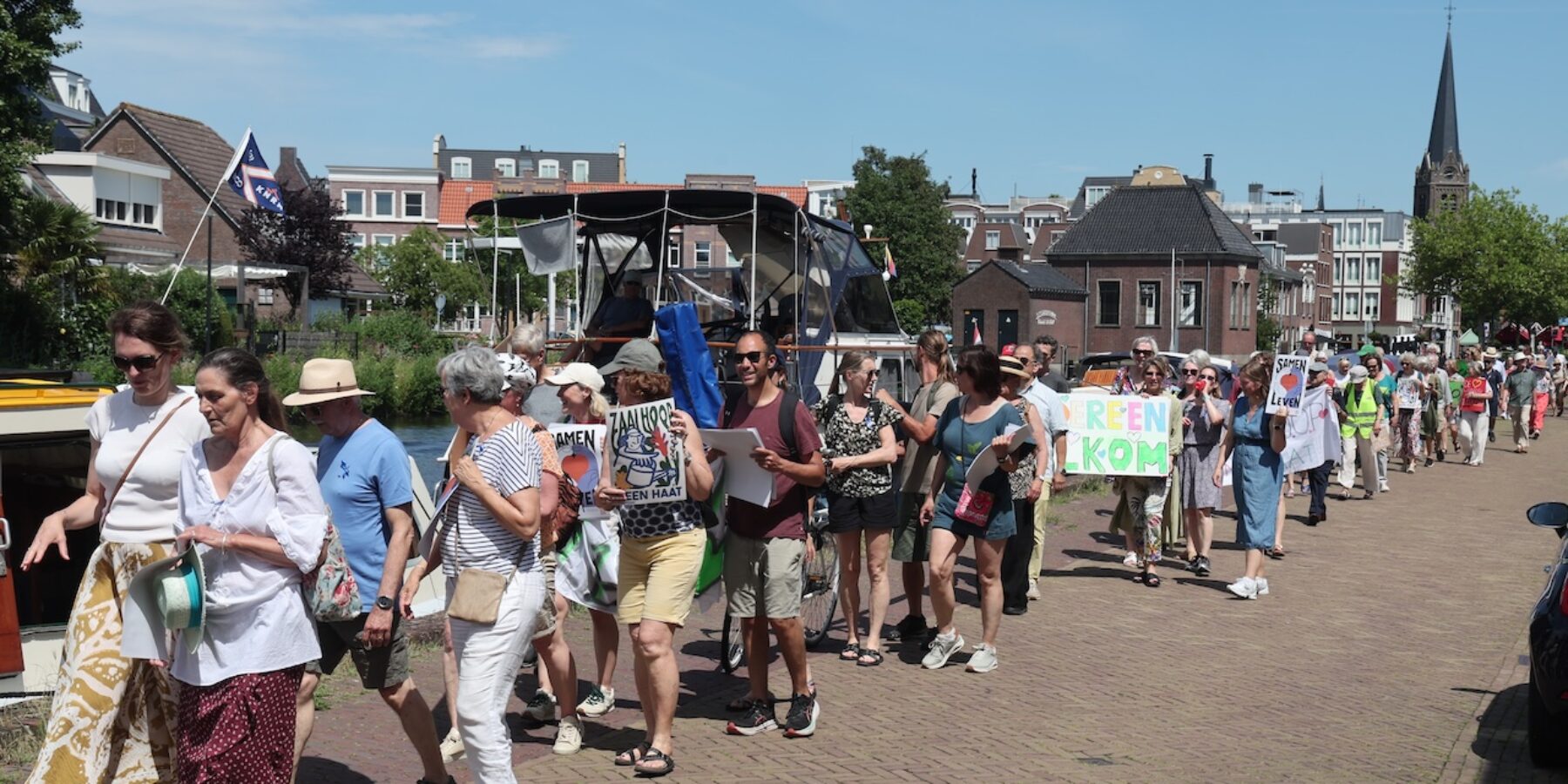 Optocht Pro-demonstratie voor de komst van asielzoekers naar Leidschendam-Voorburg.