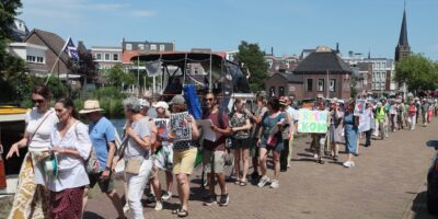 Optocht Pro-demonstratie voor de komst van asielzoekers naar Leidschendam-Voorburg.