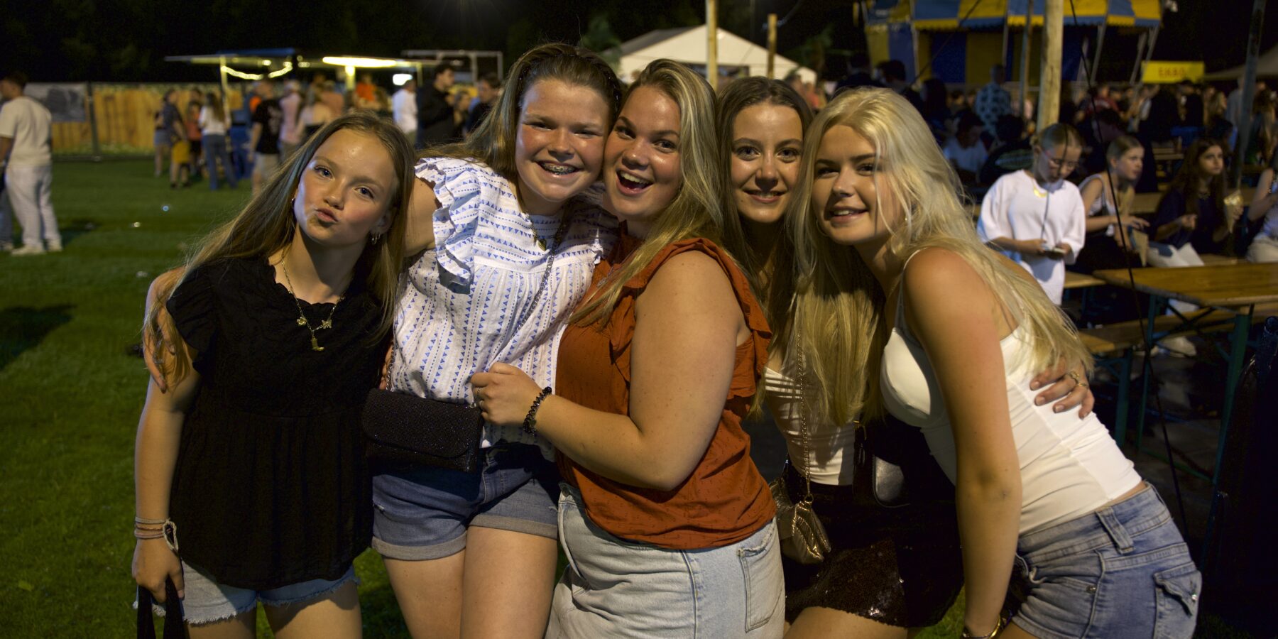 Een groep meiden op het terrein van Dorpsfeest Zoeterwoude bij sportpark Haasbroek