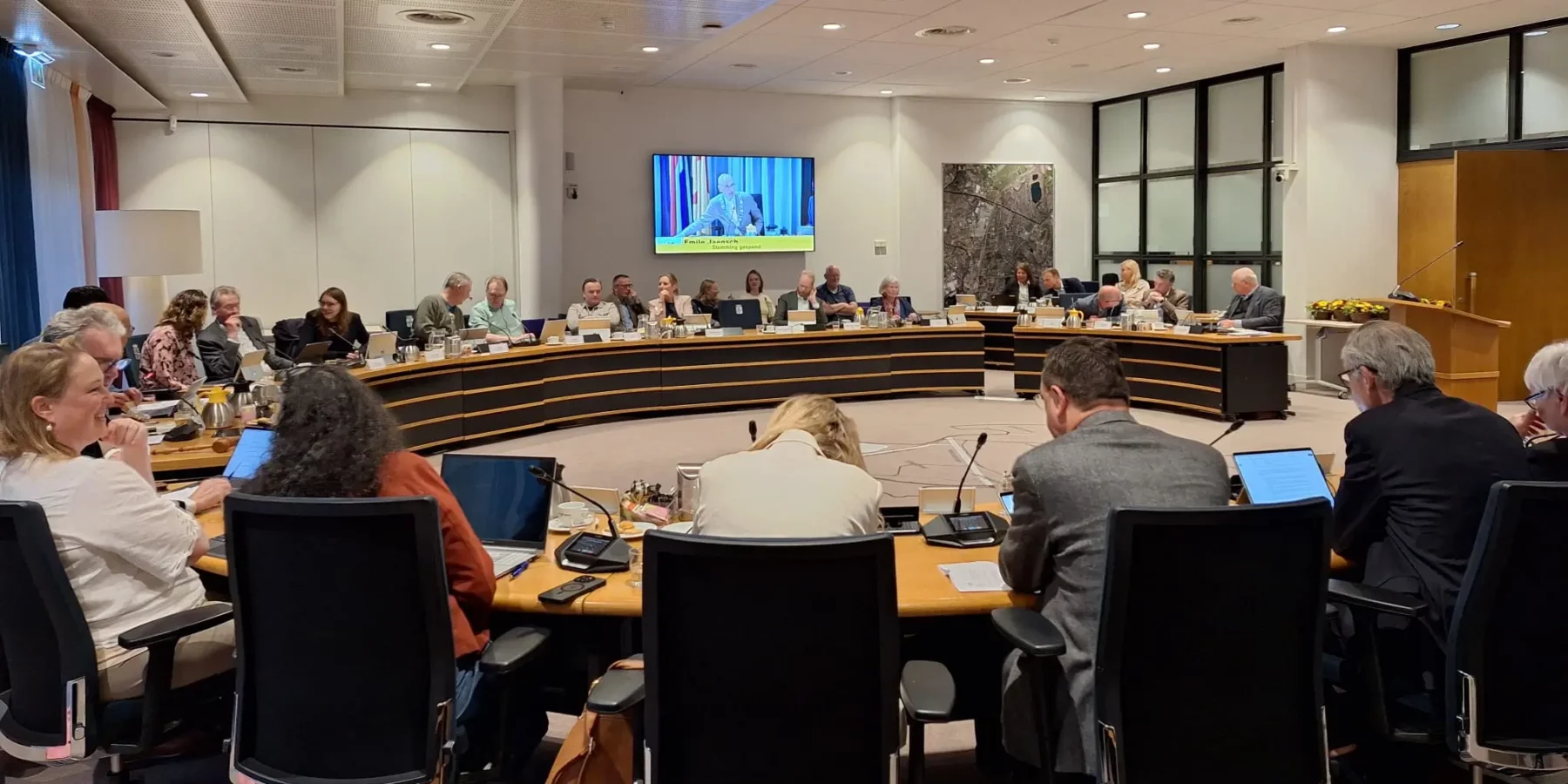 De voltallige raad in Oegstgeest tijdens een raadsvergadering in het gemeentehuis.