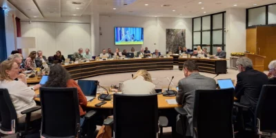 De voltallige raad in Oegstgeest tijdens een raadsvergadering in het gemeentehuis.