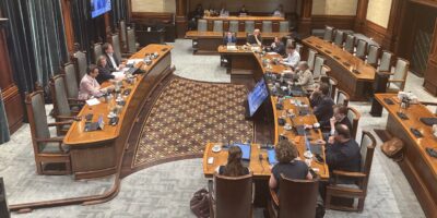 De commissie van Leiden in de raadszaal tijdens een commissievergadering.