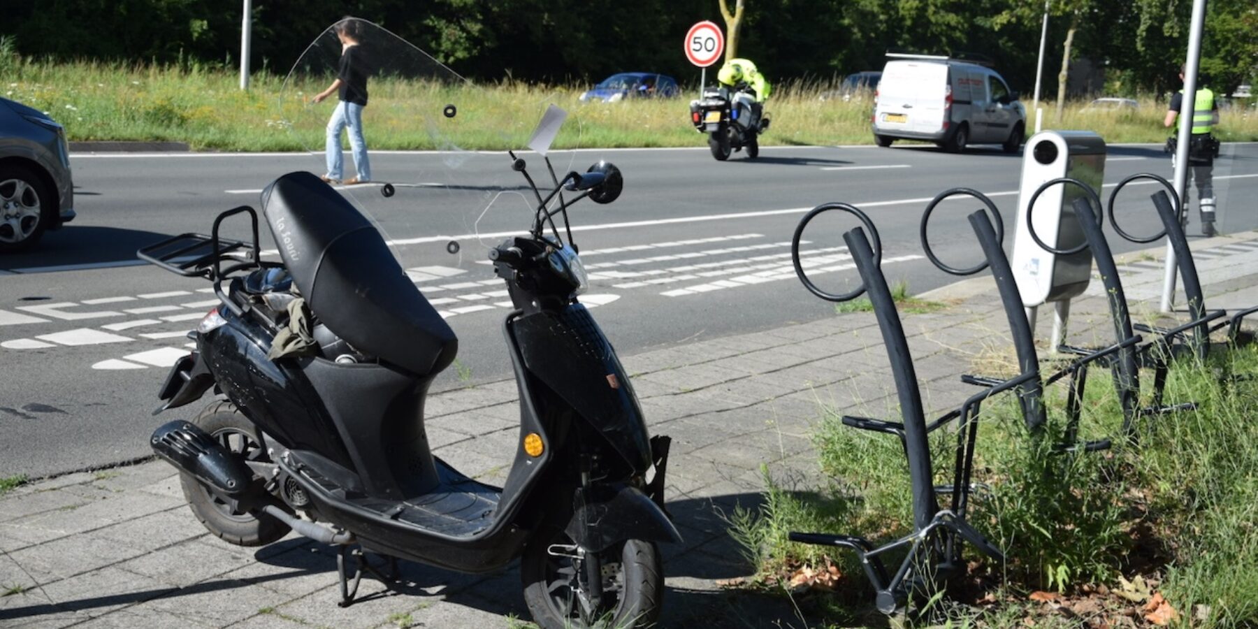 Scooterrijder gewond bij aanrijding op Voorschoterweg