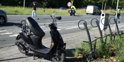 Scooterrijder gewond bij aanrijding op Voorschoterweg