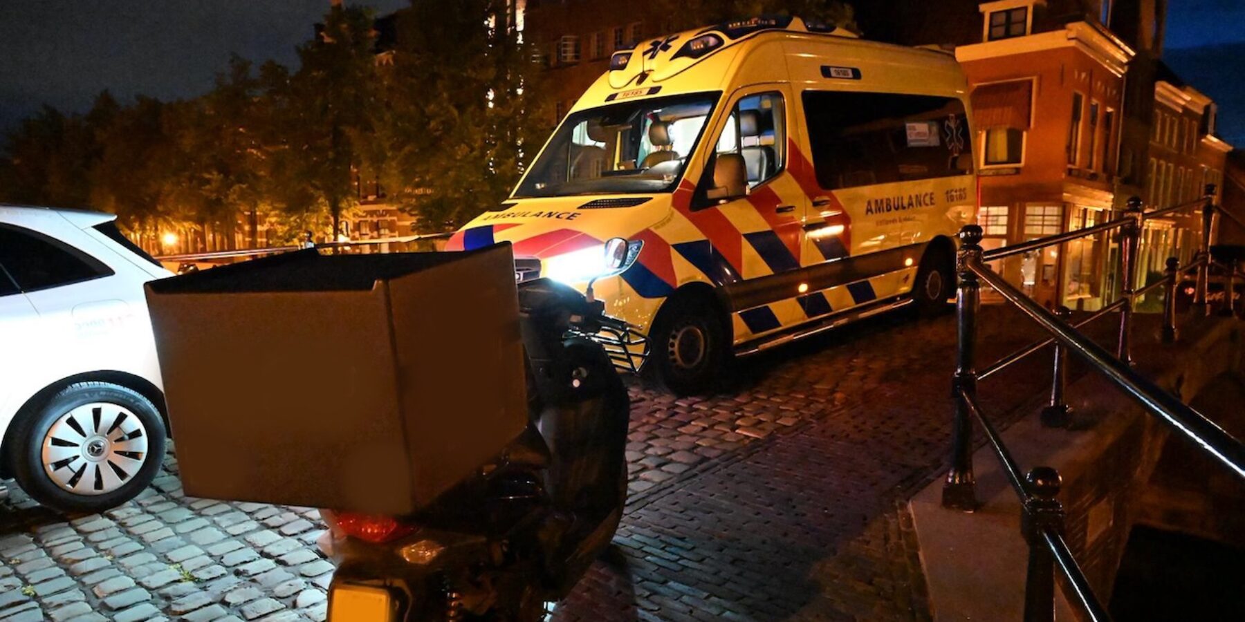 Scooters botsen in centrum van Leiden