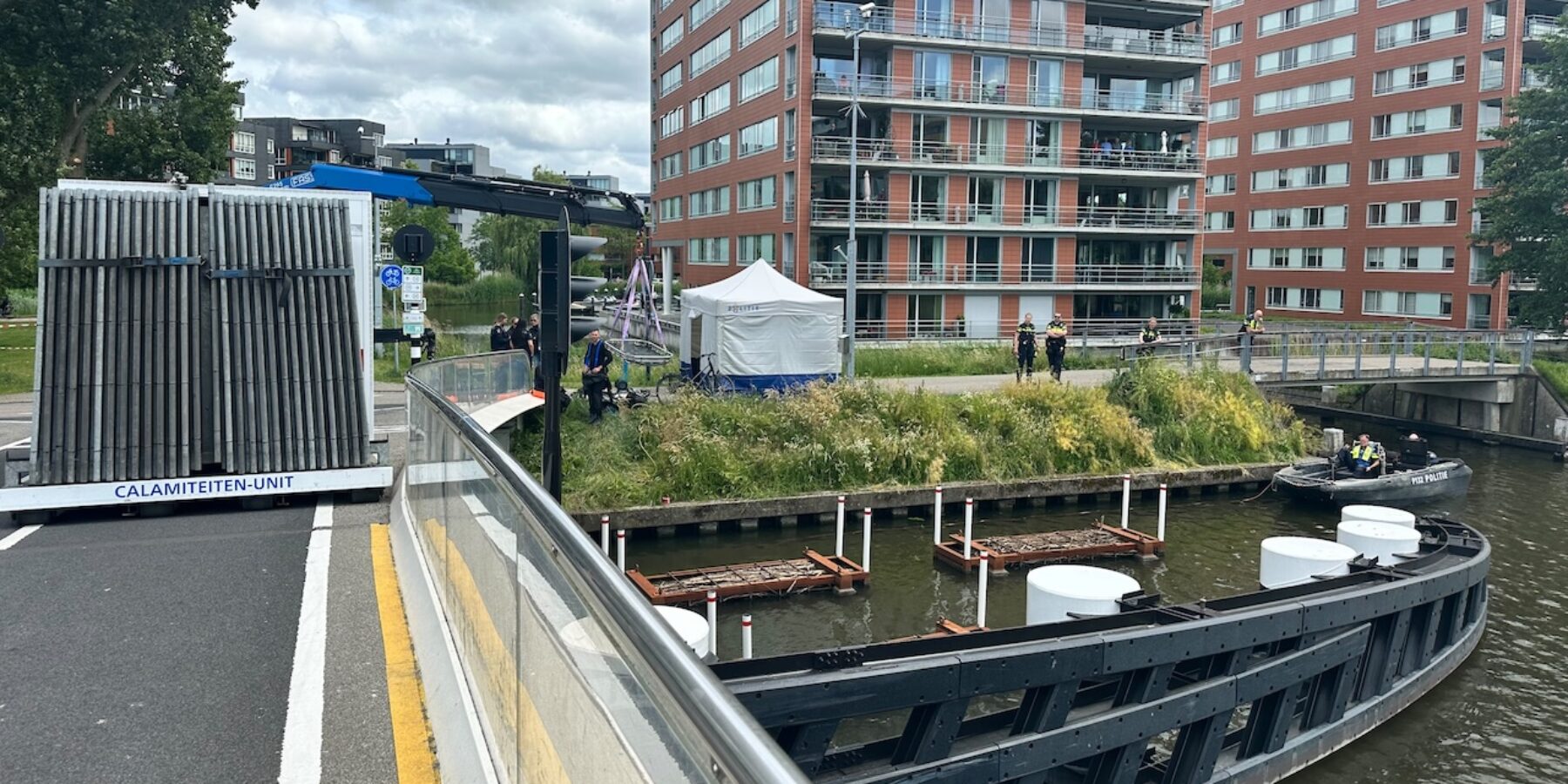 De hulpdiensten bij het water langs de Roomburgerweg in Leiden.