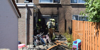 Tuinset staat in brand woningen in Conradstraat ontruimd