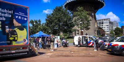 Bezoekers en hulpdiensten op de Lammermarkt in Leiden. Hier vond zaterdag de Veiligheidsmarkt plaats.