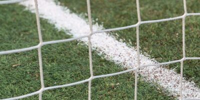 Voetbalveld met doelnet en witte krijtstreep. WK voetbal horeca
