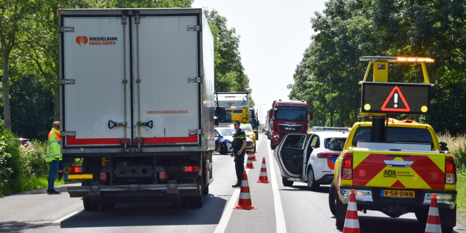 Een aanrijding op de N446 in Leiderdorp. Een voortuig en hulpdiensten. Een weginspecteur werd aangereden.